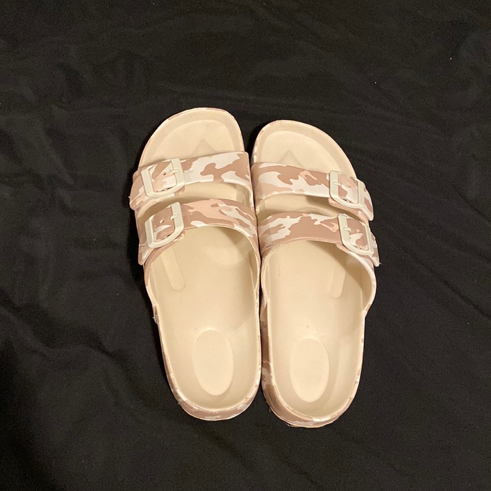 Buckle flexible camo sandals